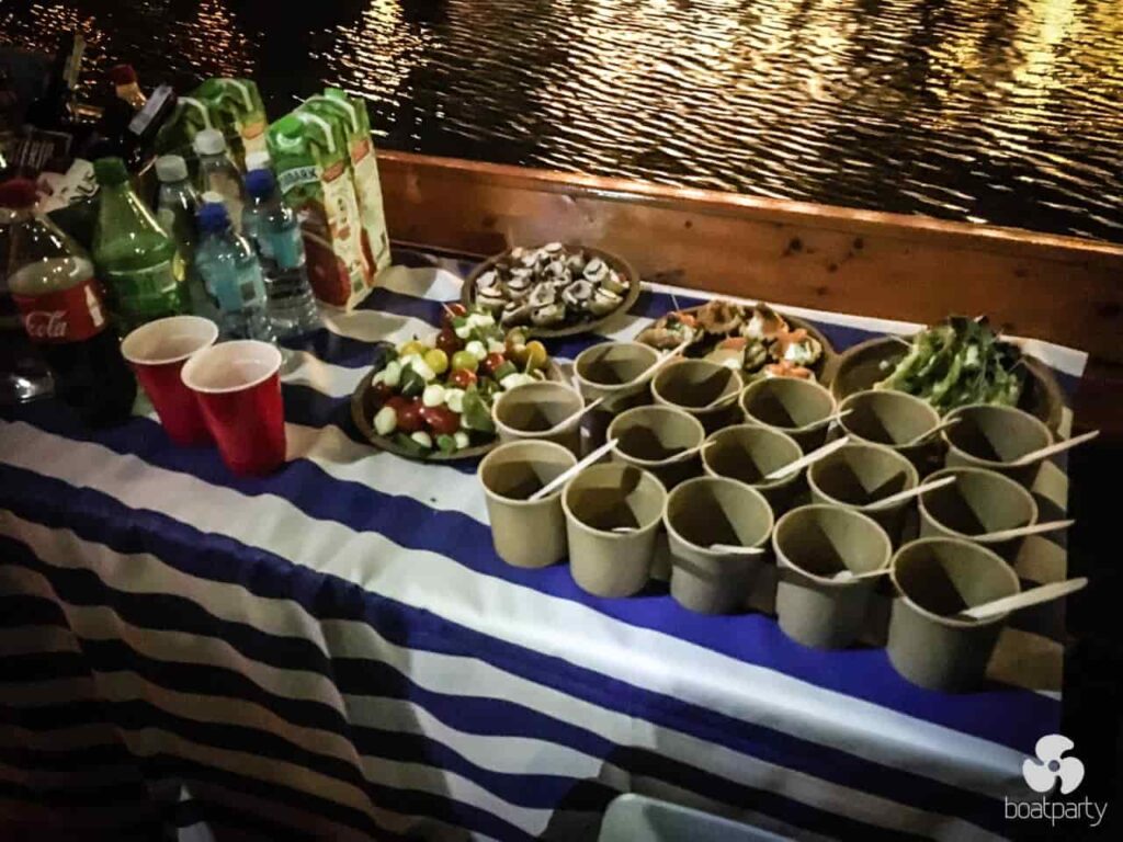 Bufet przygotowany na imprezę na statku