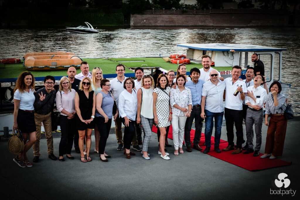 Zdjęcie grupowe przed rejsem imprezowym statkiem