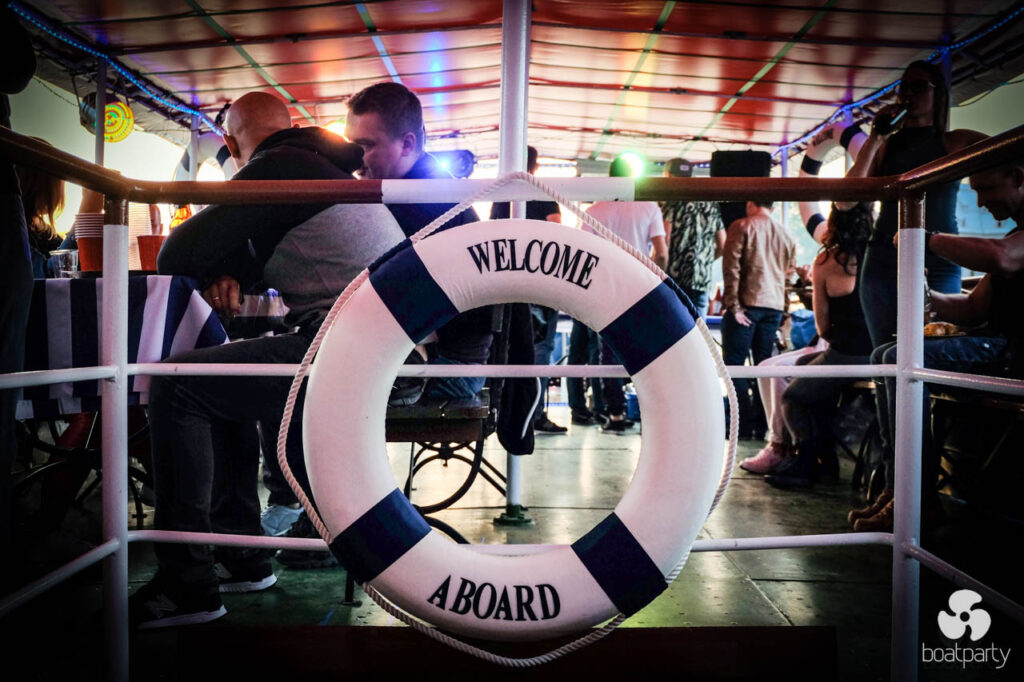 Koło ratunkowe Welcome Aboard na imprezowym statku