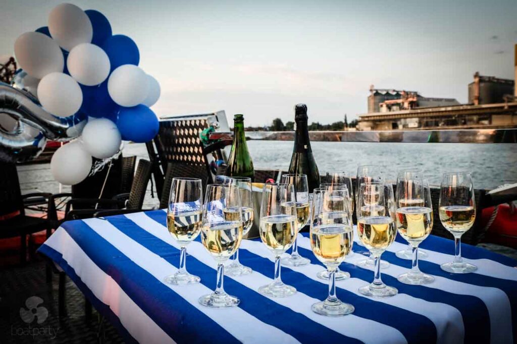 Kieliszki szampana i balony na imprezie na statku