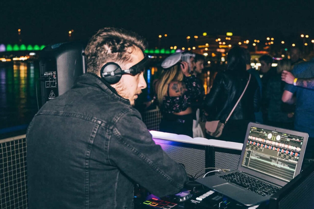 DJ na imprezie na statku