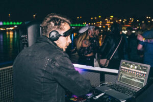 DJ na imprezie na statku